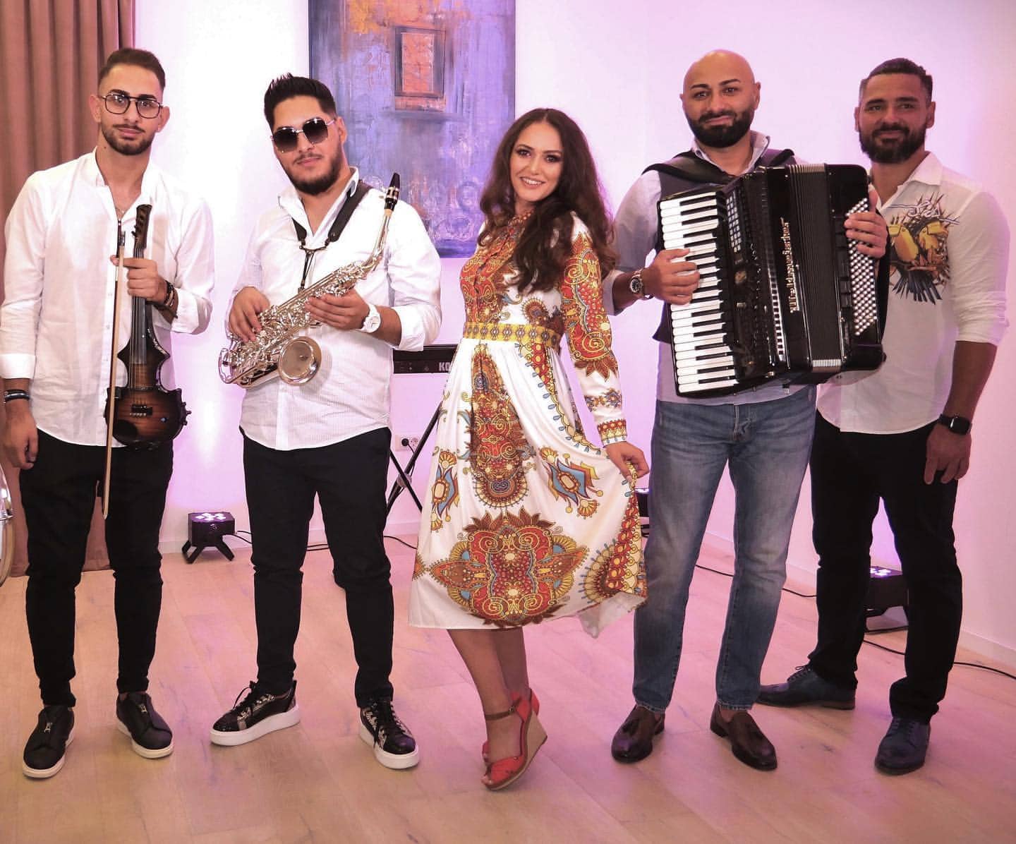 Ioana Balan și formația în costume populare albe, la un eveniment