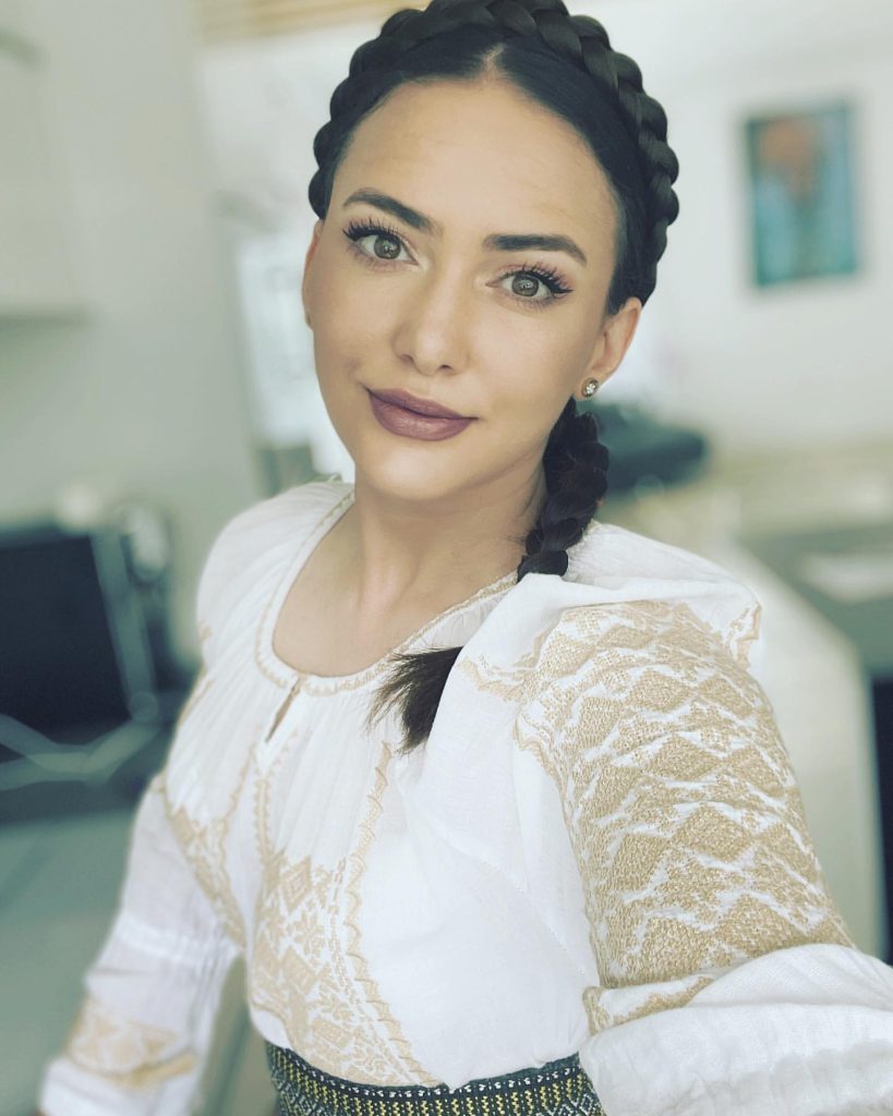 Ioana Balan în ie albă cu broderie aurie, cu cosița împletită în coroniță