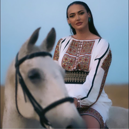 Ioana Balan în portret de sesiune foto, alături de un cal alb