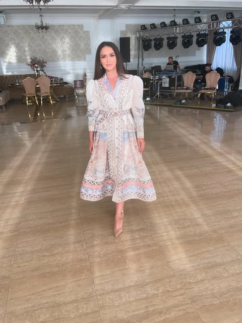 Ioana Balan într-o sală de evenimente, înainte de începerea petrecerii