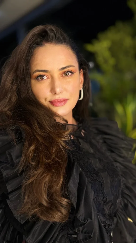 Portret Ioana Balan în rochie neagră cu volane